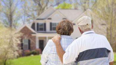 Rentner vor Ihrem Haus mehr Rente