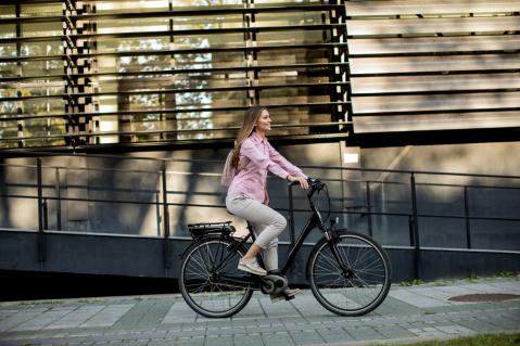 Frau auf E-Bike in Stadt