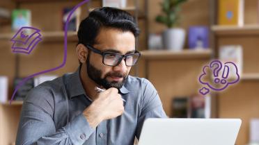 Schmuckbild: Mann sitzt nachdenklich schauend vor einem Laptop