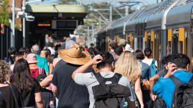 Viele Menschen auf Bahnsteig zu Rechte bei Zugverspätungen