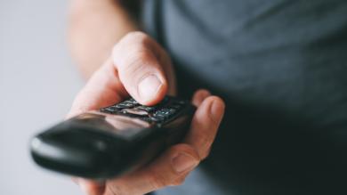 Mann hält schnurloses Telefon in der Hand