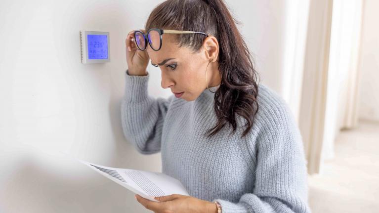 Frau schaut auf die Abrechnung Energieabrechnung