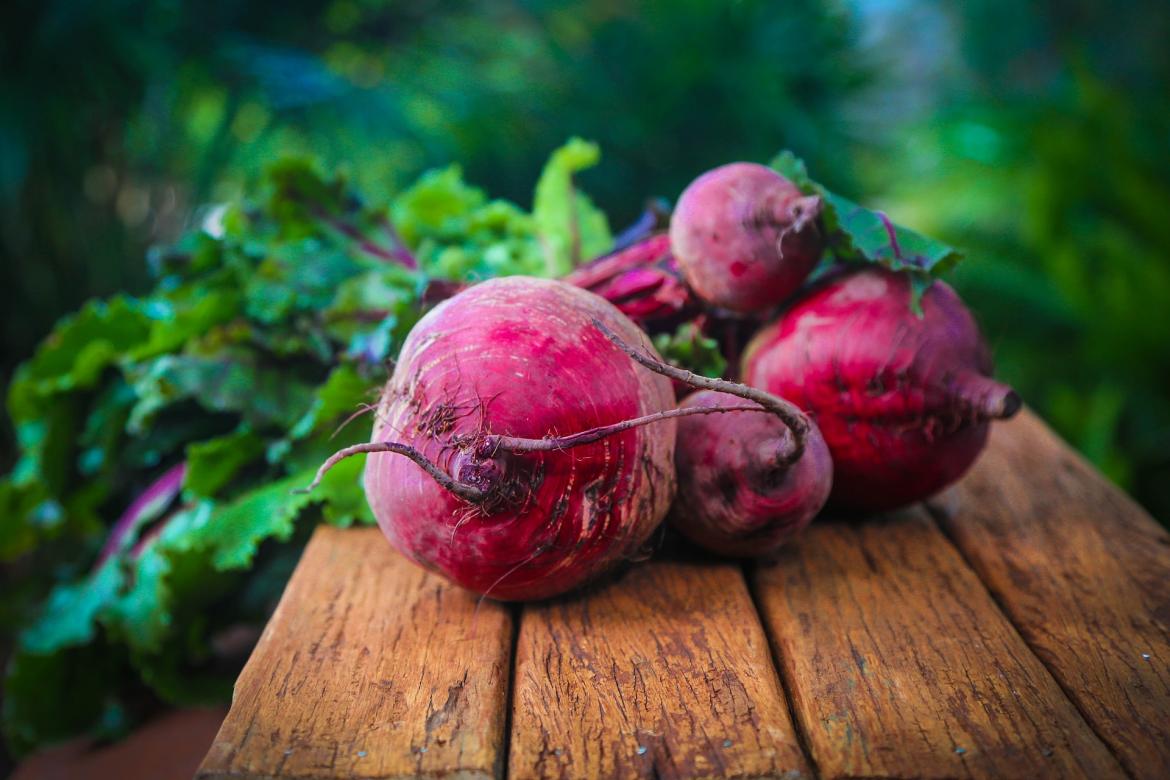 Rote Beete auf Holztisch