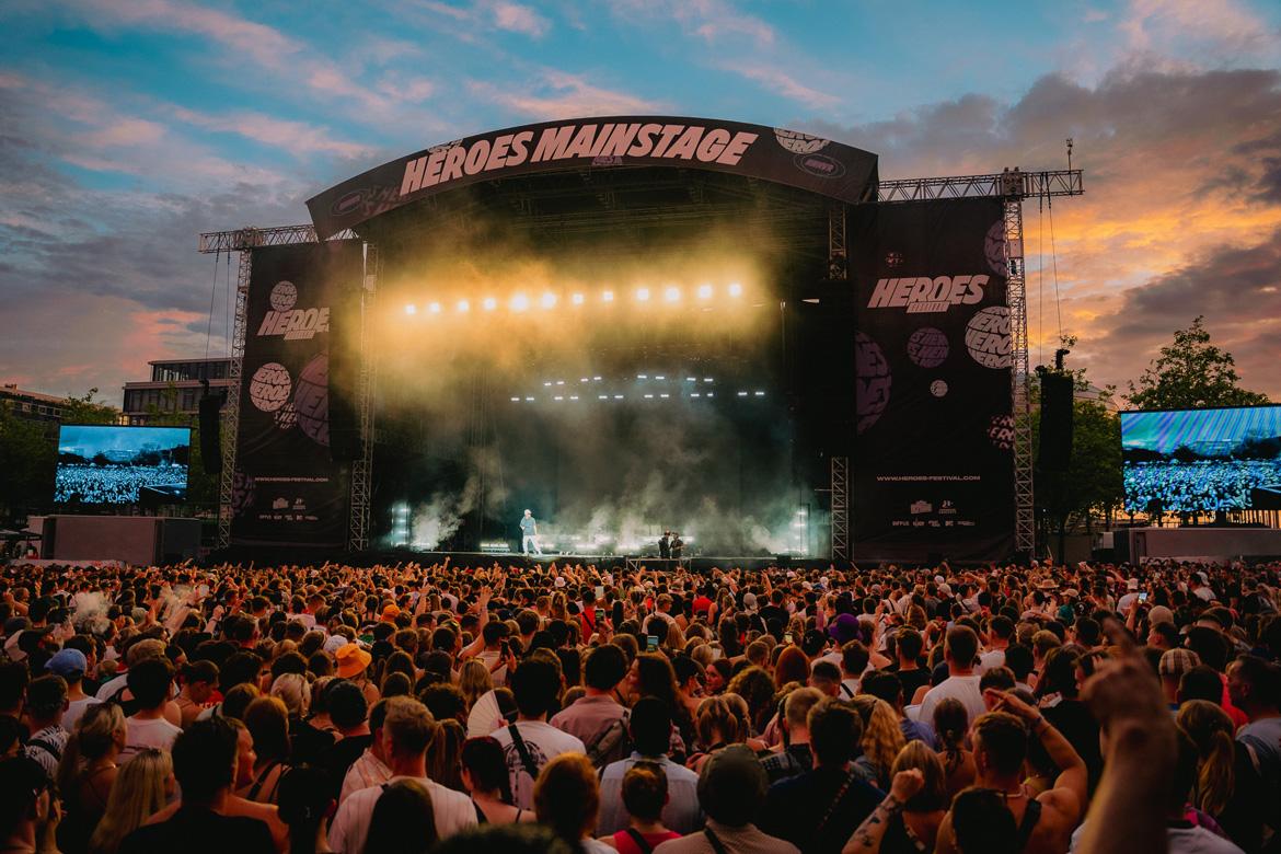 Hauptbühne und Zuschauer auf Heroes Festival Hannover