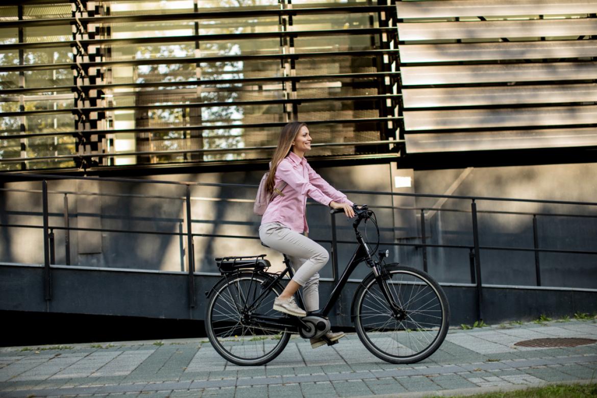 Frau auf E-Bike in Stadt