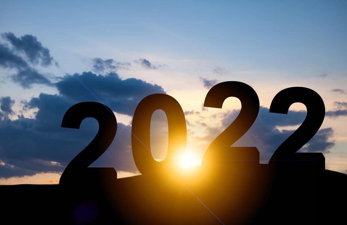 Die Zahlen 2022 vor blauem Himmel bei Sonnenaufgang