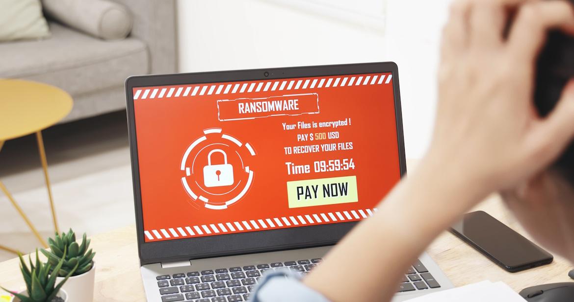 Laptop, Bildschirm rot mit Schlosssymbol und Hinweis Ransomware, bezahlen