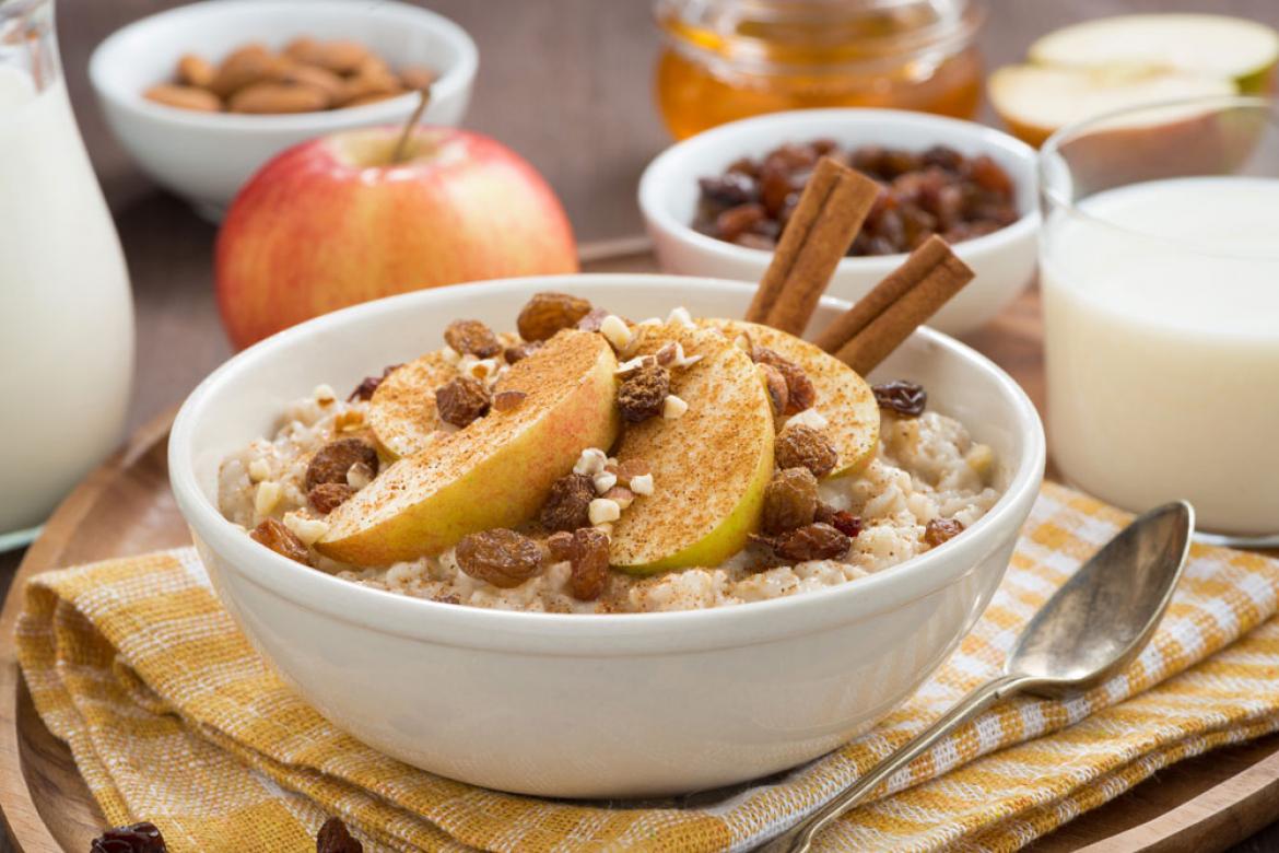 Getreidebrei mit Apfel in Schüssel