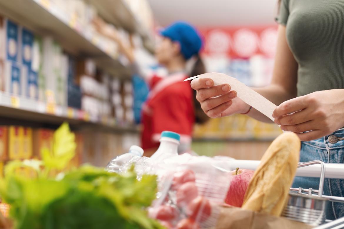 Supermarkt, Nahaufnahme Einkaufswaren, Hand mit Einkaufszettel