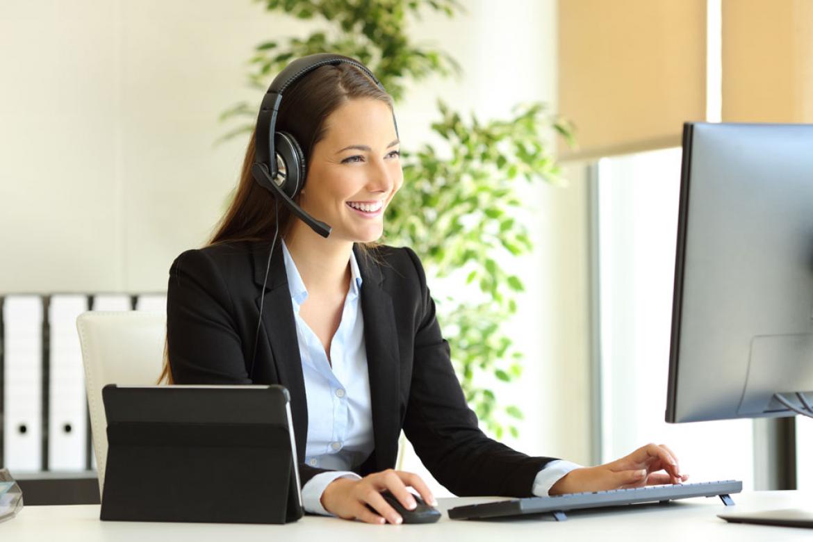 Frau am PC mit Headset