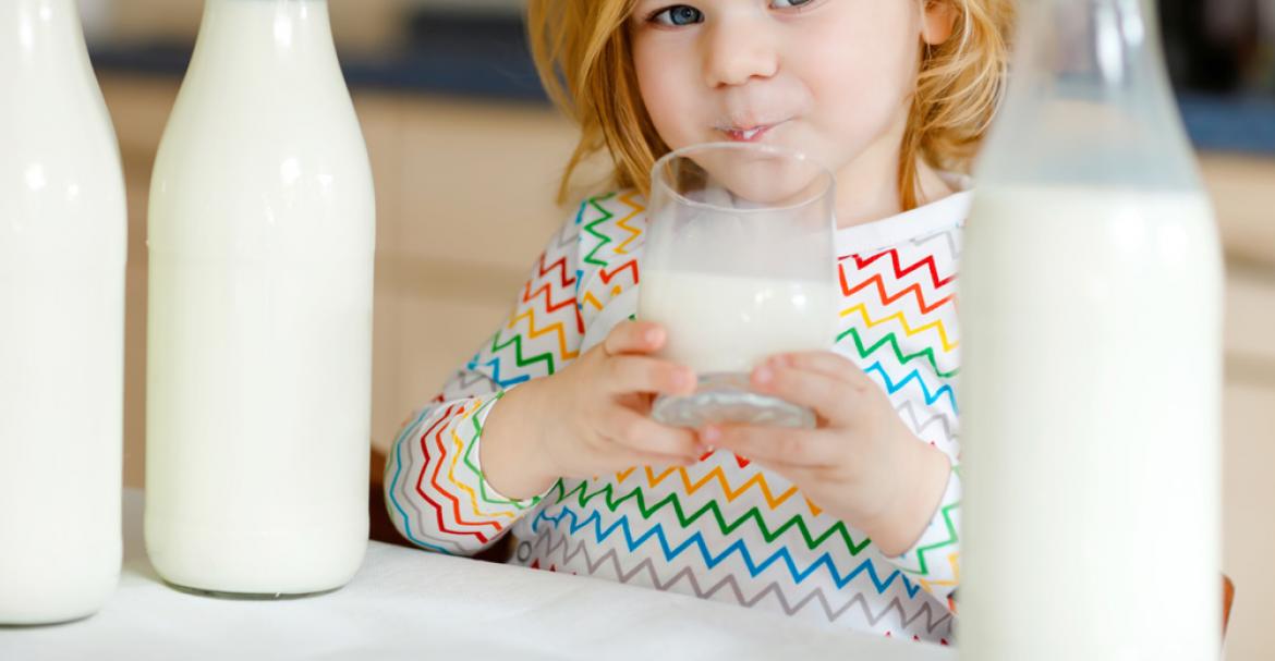 Kind trinkt ein Glas Milch