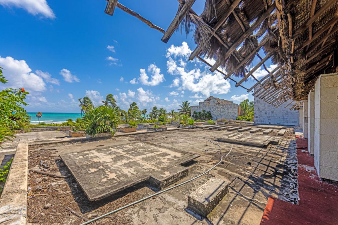 Hotelruine mit Meer im Hintergrund