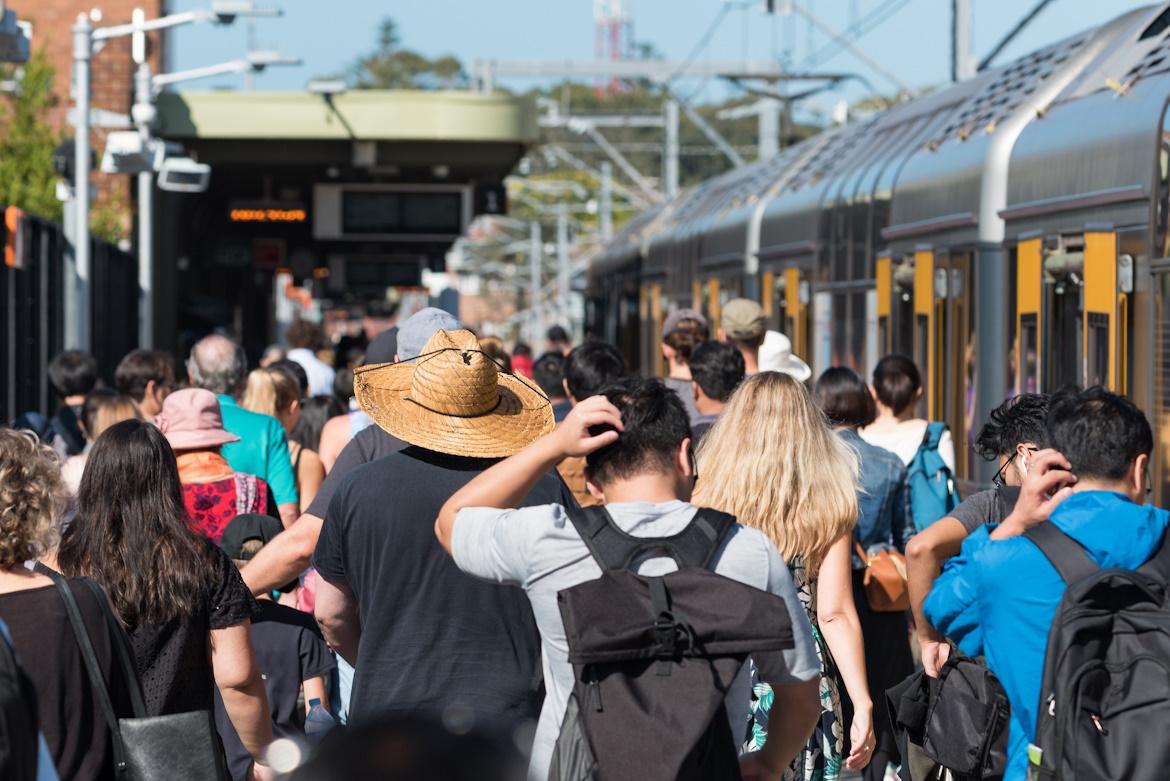 Viele Menschen auf Bahnsteig zu Rechte bei Zugverspätungen