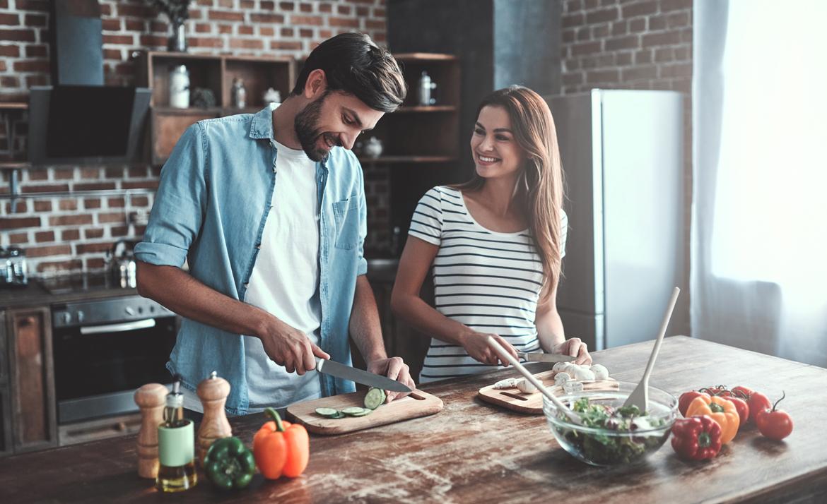 Mann und Frau kochen zu Artikel: Neue Website - Lebensmittel genießen statt wegwerfen