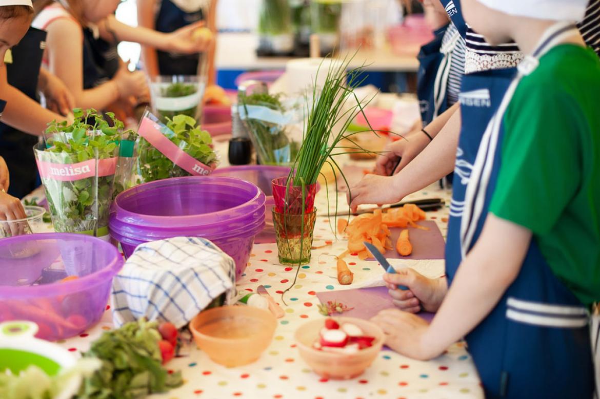 Kinder beim Gemüse schneiden