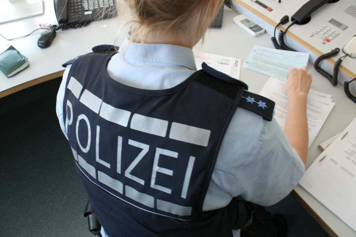 Polizistin an Schreibtisch