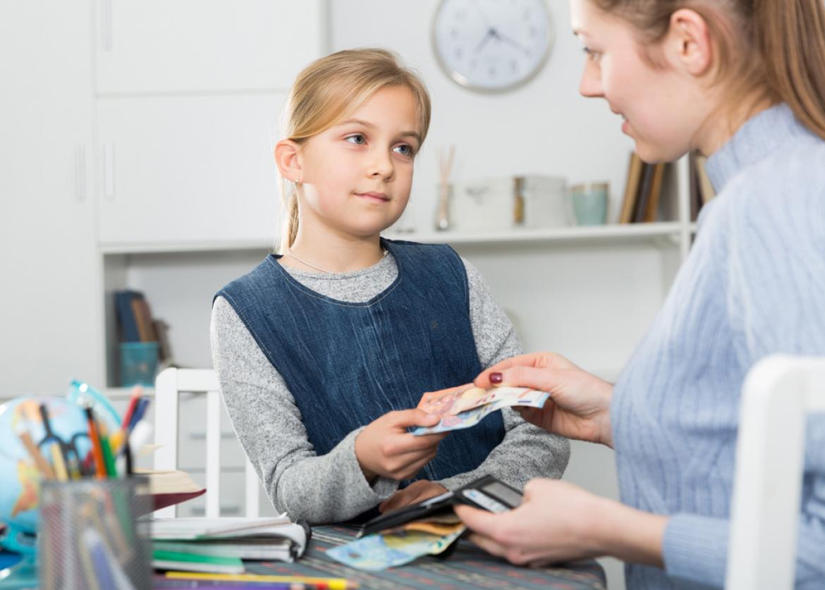 Mutter gibt Tochter Taschengeld