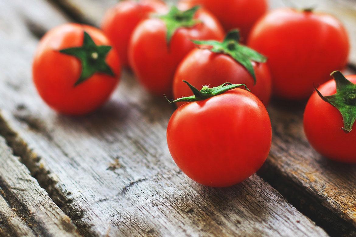 Tomaten auf Holzbrett