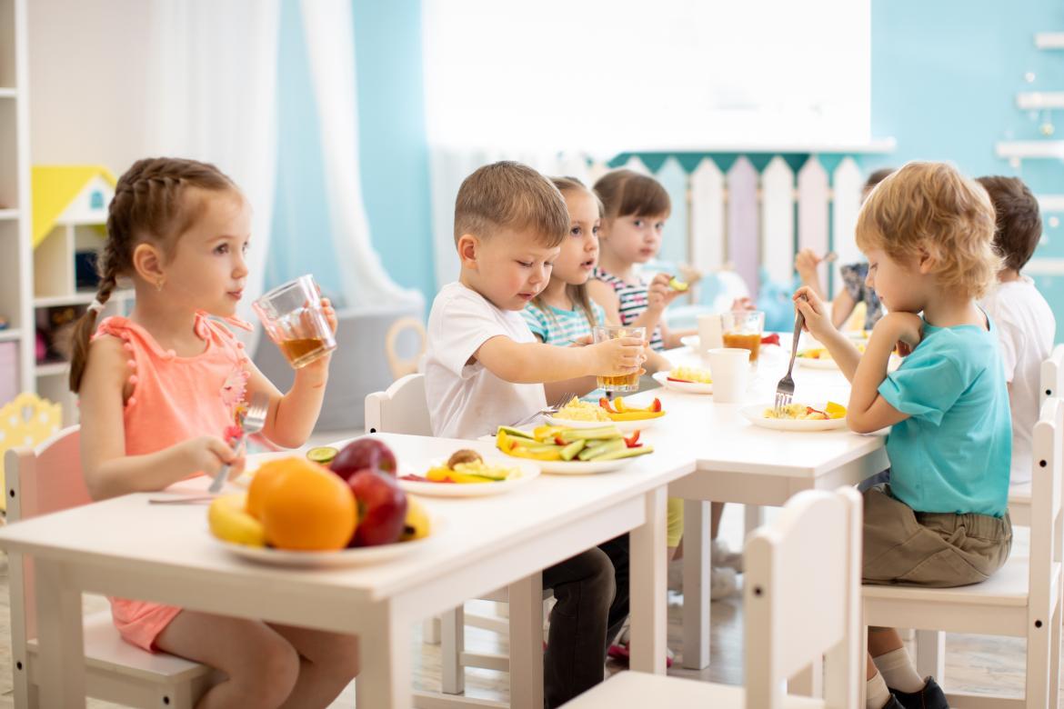 Kinder essen am Tisch