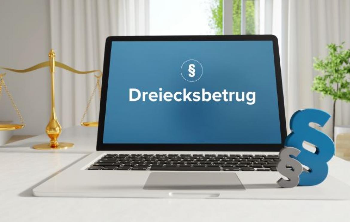 Dreiecksbetrug Text steht auf einem Laptop weisse Schrift auf blauem Grund