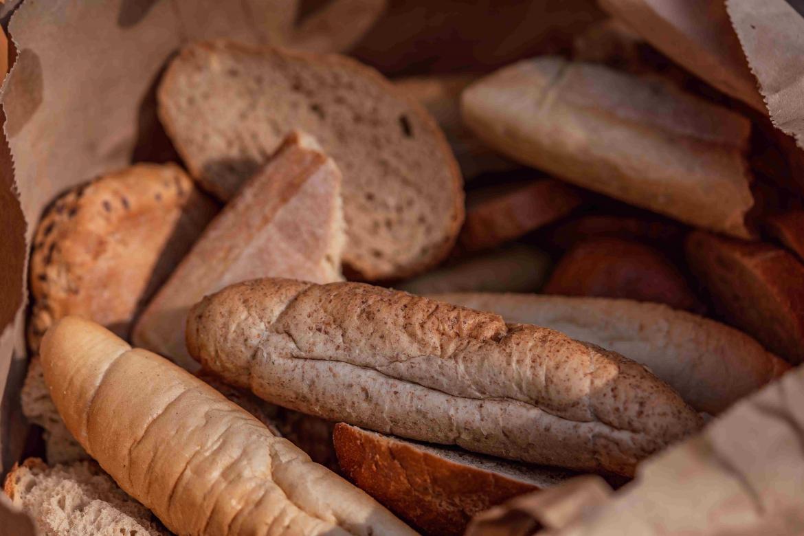 Tüte mit trockenem Brot