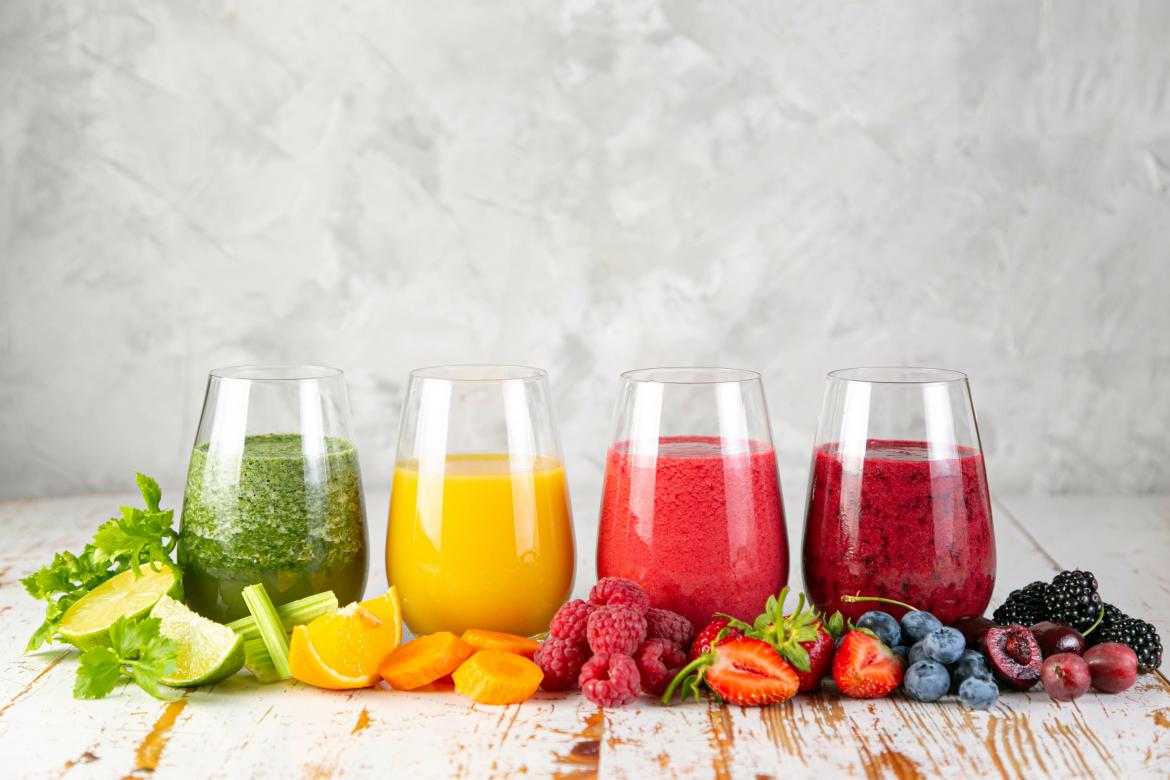 Gläser mit Smoothies in verschiedenen Farben 