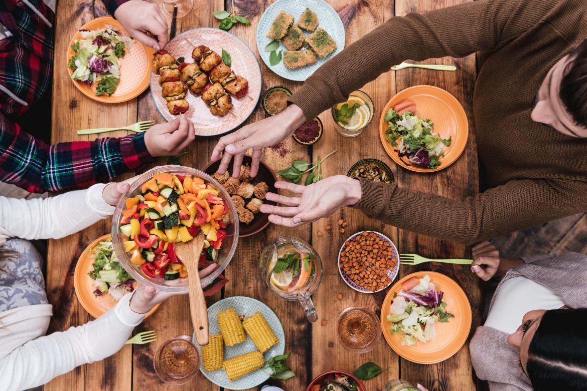 Gedeckter Tisch mit Lebensmitteln, Essen teilen, zusammen essen, Lebensmittel teilen