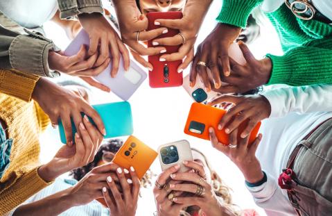 Gruppe junger Leute spielt Spiele Apps