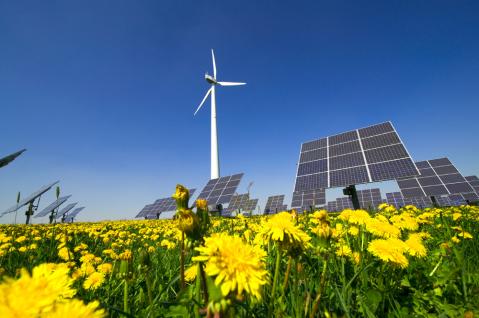 Windrad, Solaranlage, Wiese vor blauem Himmel