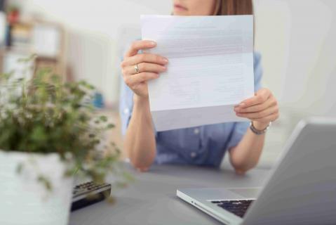 Frau mit Brief in der Hand 1N TPI